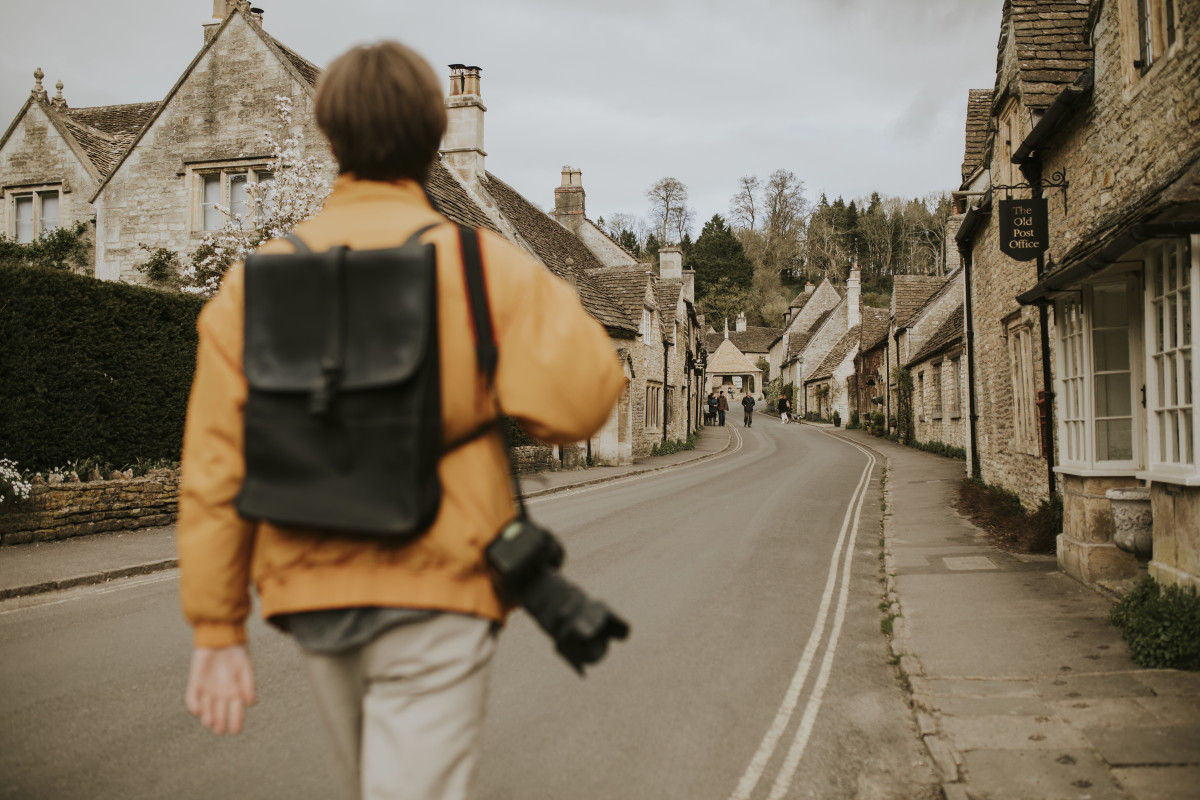 Turista entrando en el pueblo para retrovisor