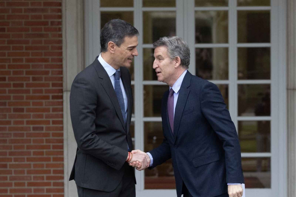 El presidente del Gobierno, Pedro Sánchez (i), recibe al presidente del Partido Popular, Alberto Núñez Feijóo (d), en el Palacio de la Moncloa, a 13 de marzo de 2025, en Madrid (España)   EP