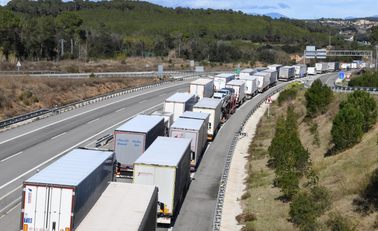 Retenciones de 13 kilómetros en la N-II en Pont de Molins por el corte de la AP-7