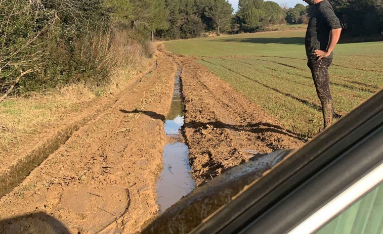 Un reportero de TV3 acaba con su coche atrapado en el barro por hacer caso a Google Maps