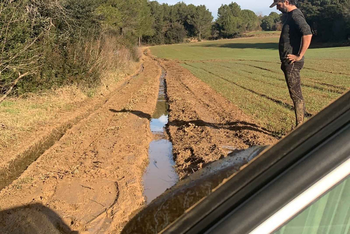 Coche de TV3 atrapado en el fango