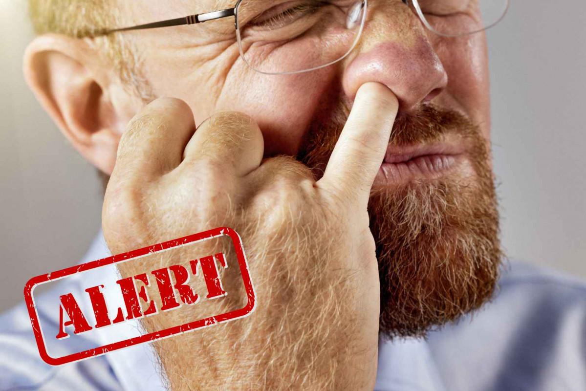 Un hombre se hurga la nariz, alerta   CANVA