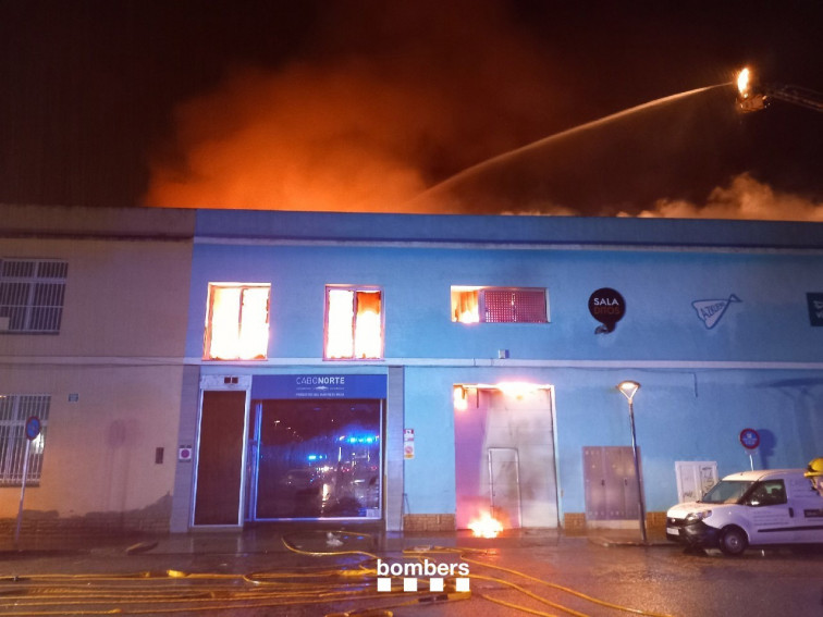 Un incendio industrial en Reus colapsa el techo de una nave y obliga a confinar varias viviendas