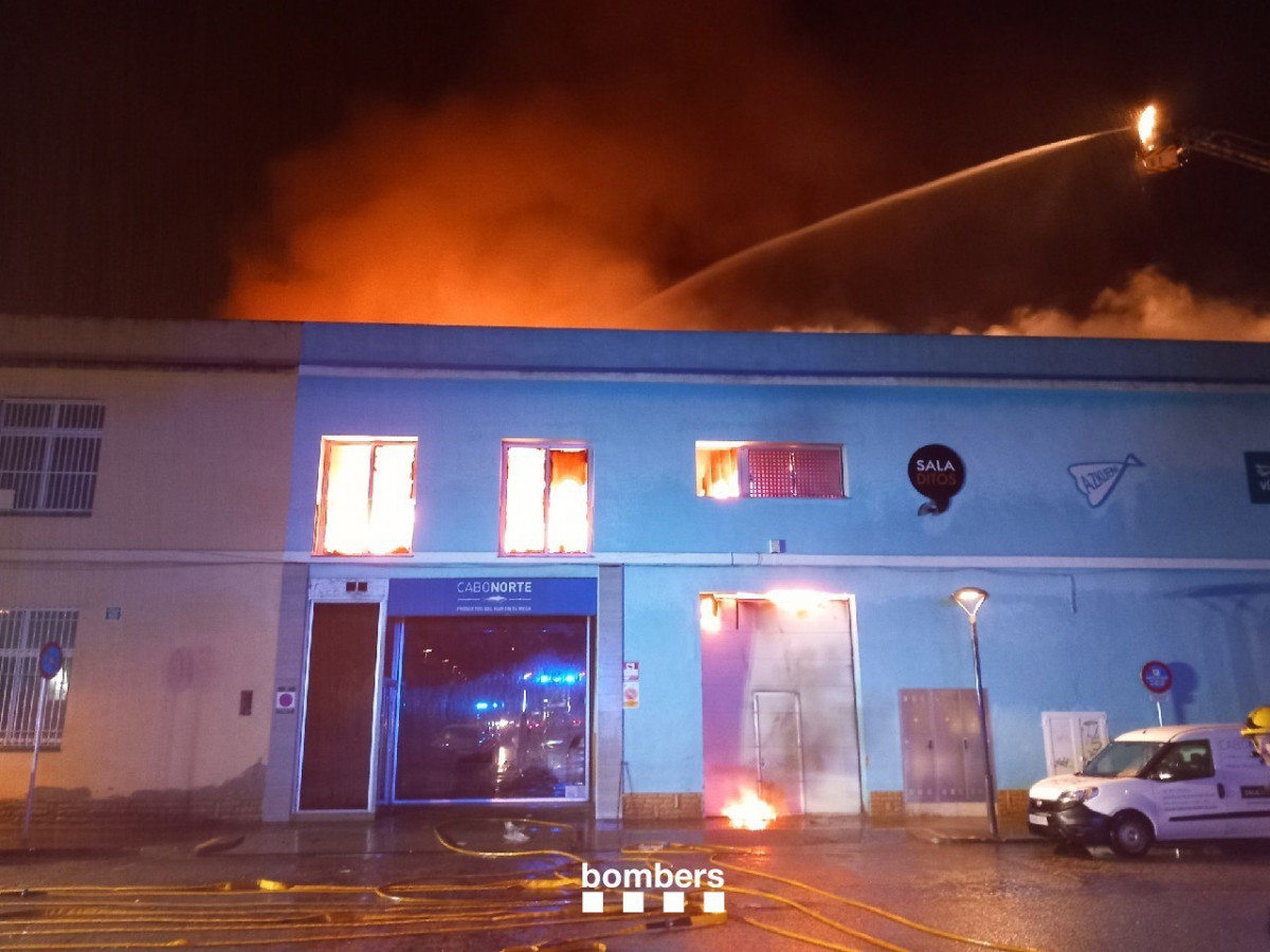 Imagen de la nave industrial en Reus (Tarragona) donde se ha producido el incendio