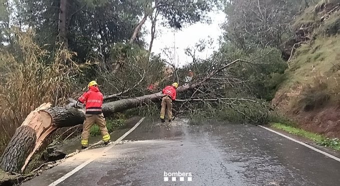 Los Bombers de Catalunya atienden 139 emergencias por lluvia y nieve en una intensa jornada