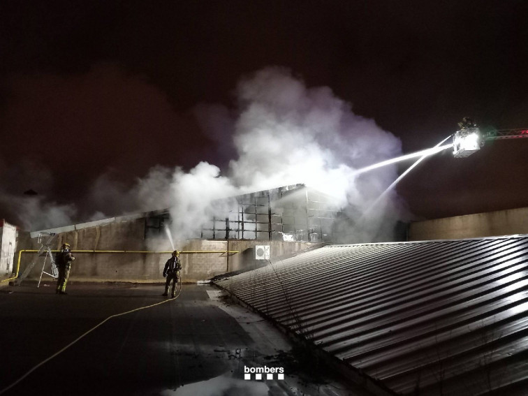 El incendio de la nave industrial de Reus se reaviva y obliga a desalojar a 44 vecinos