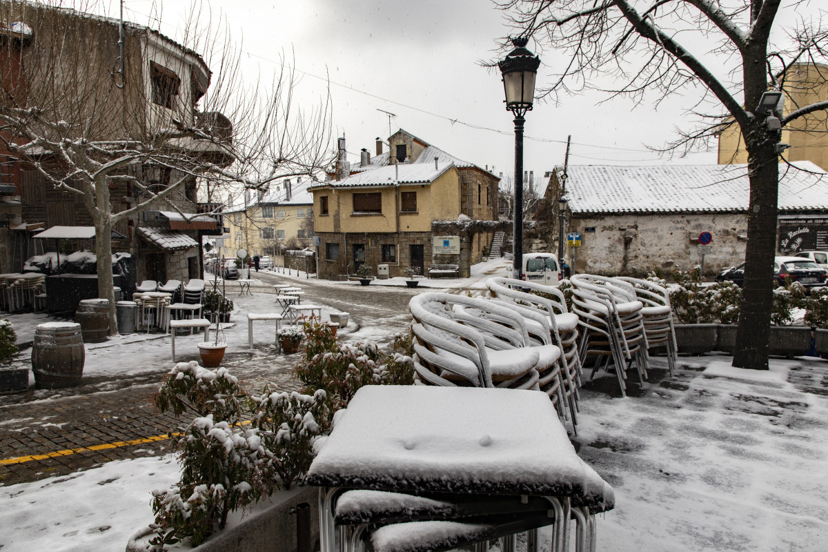 Archivo - Nieve en las calles del municipio de Navacerrada, en Navacerrada, Madrid (España)