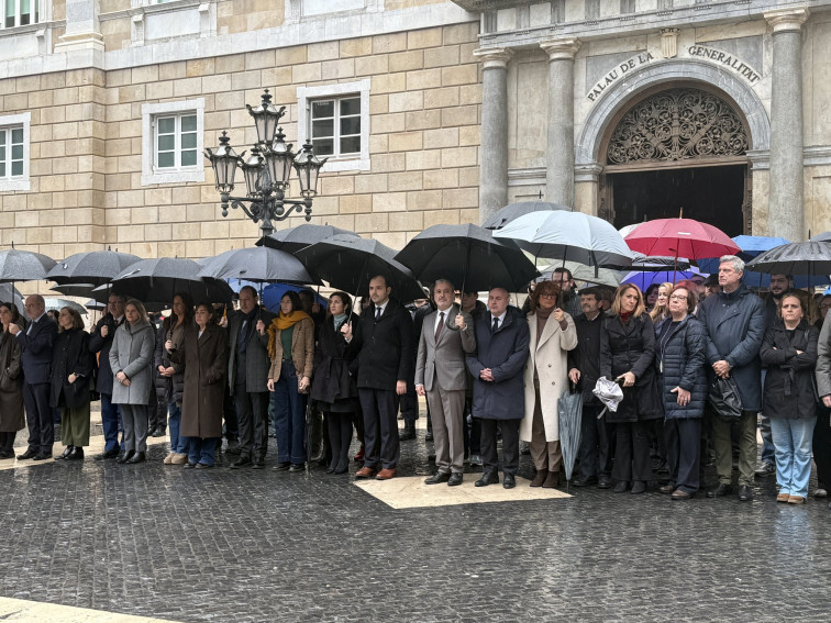 La Generalitat y Barcelona rinden homenaje a las víctimas del accidente ferroviario de Adamuz con un minuto de silencio