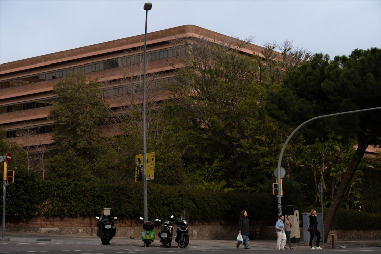 Casi 500 profesores catalanes denuncian al Govern para pedir que se les paguen 