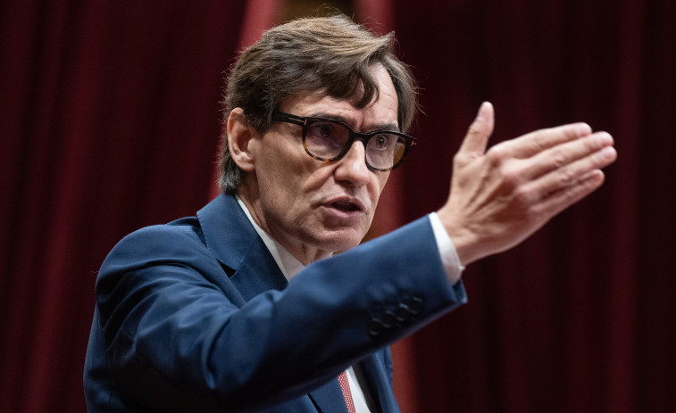 Salvador Illa ya camina con una sola muleta y podría volver 