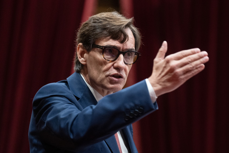 Salvador Illa ya camina con una sola muleta y podría volver 