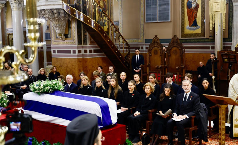 La Familia Real, sin Juan Carlos I, da su último adiós en Atenas a la hermana de Doña Sofía, Irene de Grecia