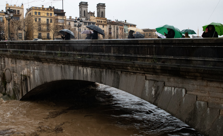 Ríos cerca de desbordar y lluvias persistentes mantienen en tensión Catalunya durante el temporal