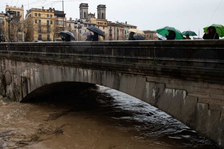 Ríos cerca de desbordar y lluvias persistentes mantienen en tensión Catalunya durante el temporal