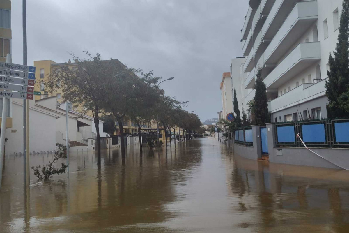 L'Avinguda de la Platja, a Santa Margarida, totalmente inundada