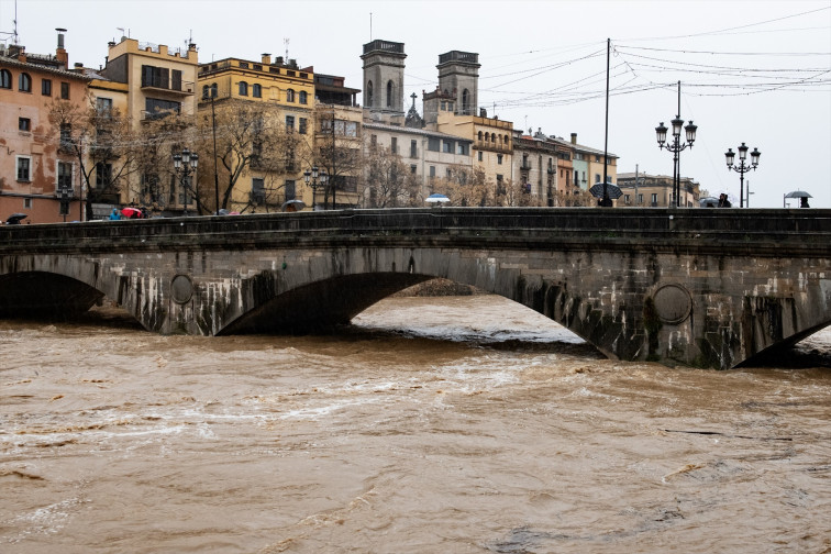 Desaparece un repartidor de pan en Girona tras ser arrastrado su coche por la crecida del río