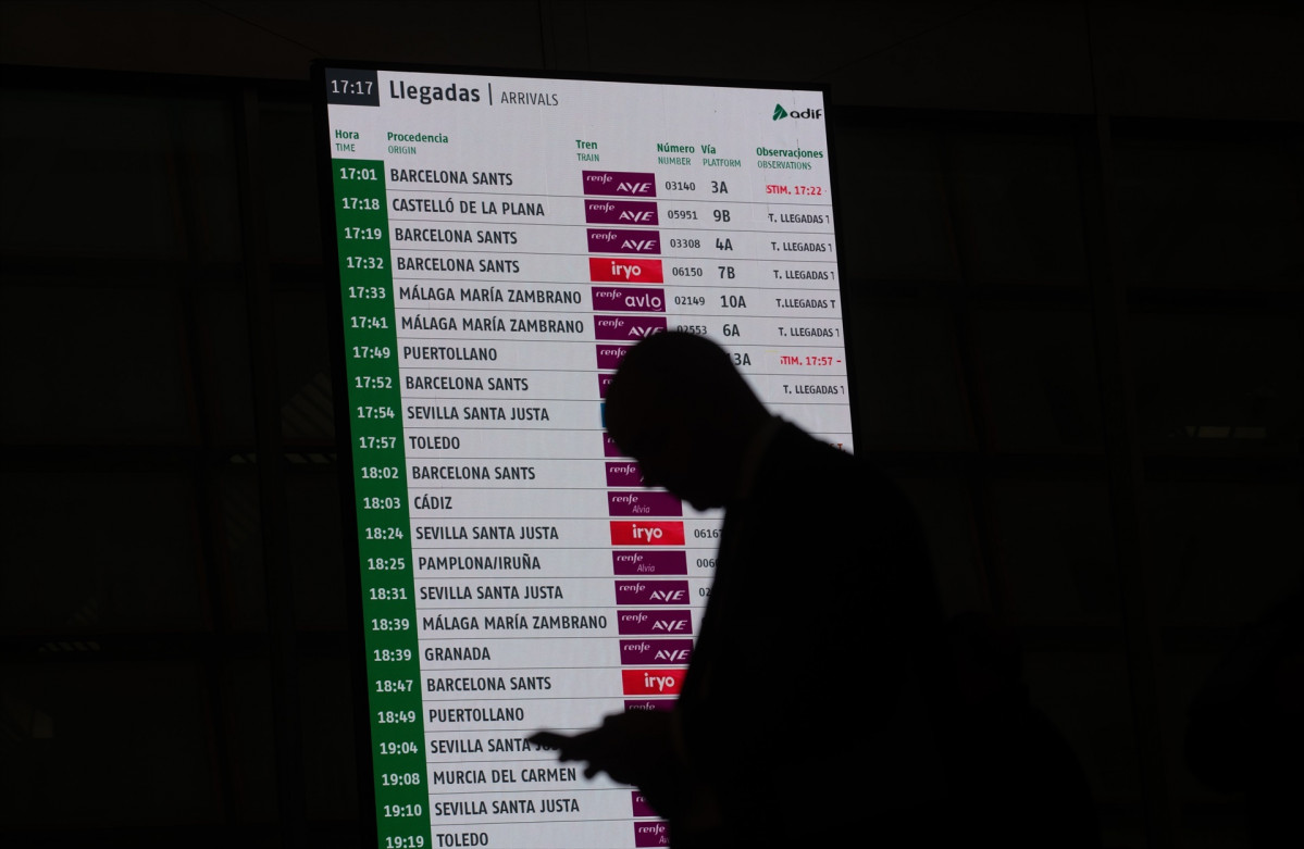 EuropaPress 7221786 pantalla estacion madrid puerta atocha almudena grandes 15 enero 2026