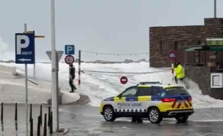 VÍDEO | Impresionantes imágenes de una ola arrastrando a un agente de la Policía Local de Llançà