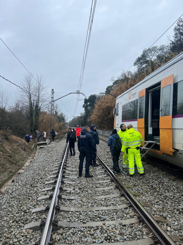 Evacuadas 30 personas de un tren por un árbol caído sobre las vías en Fornells de la Selva