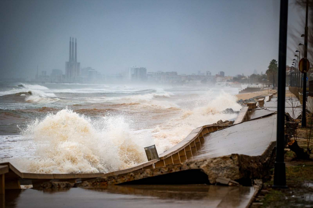 El paseo marítimo de Badalona destrozado por el temporal de mala mar.   KIKE RINCON   EUROPA PRESS (1)