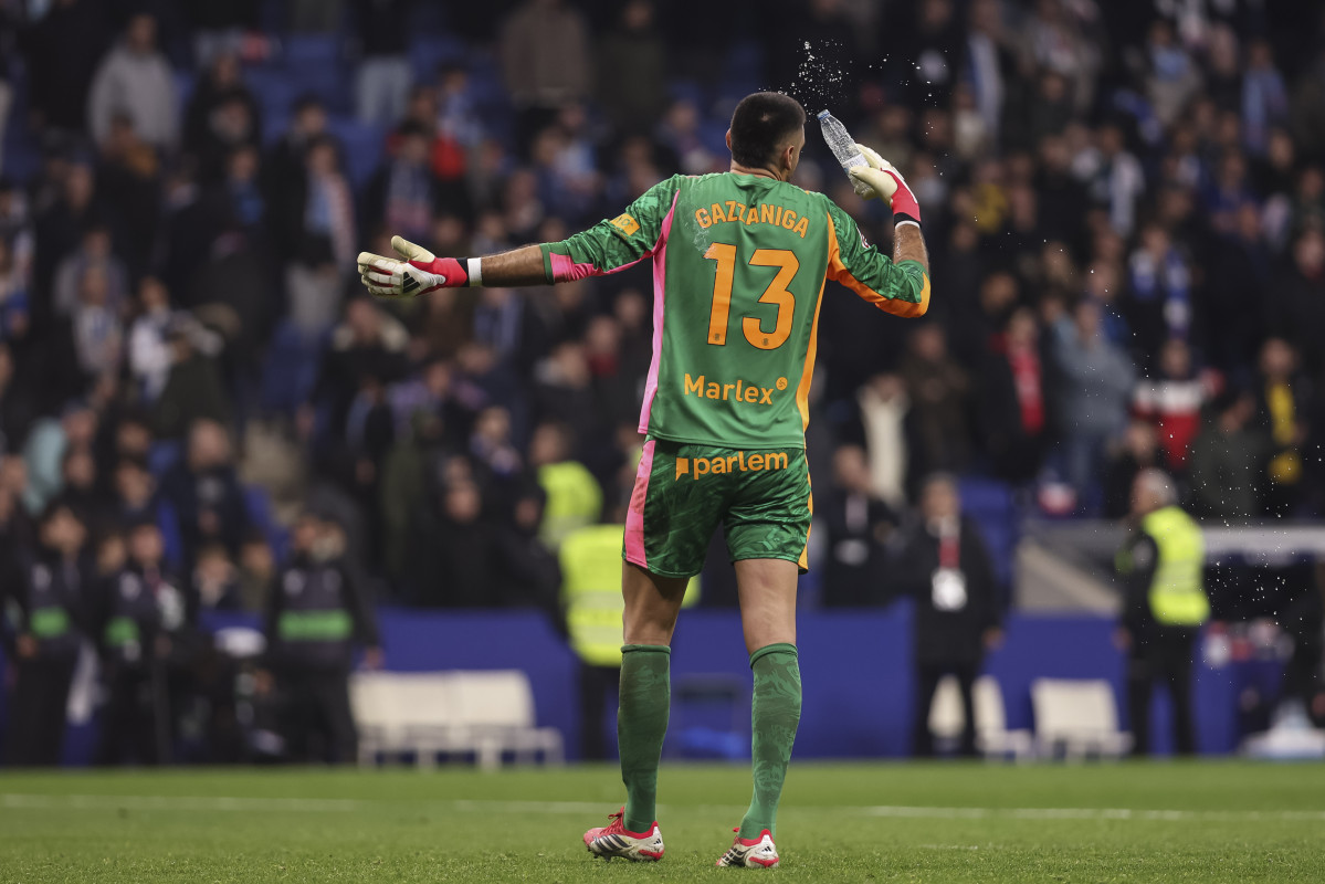 EuropaPress 7224796 paulo gazzaniga of girona fc shows object thrown at the referee during the