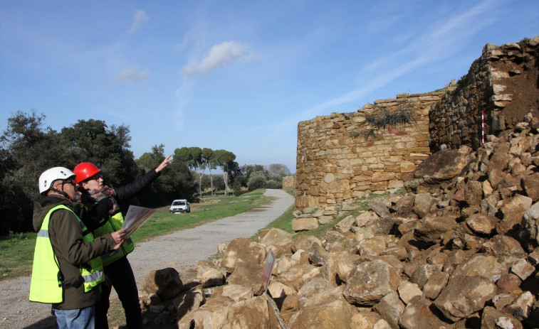Se derrumbra una parte de la muralla de Ullastret tras el temporal Harry