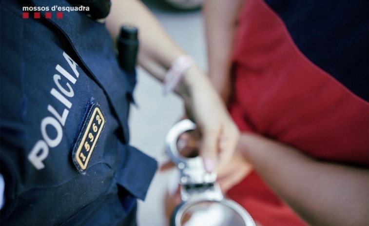 Los Mossos detienen a un joven en Salt por robar en dos domicilios la misma noche