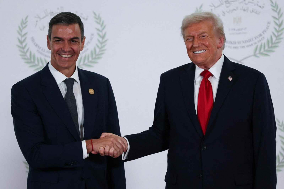 13 de octubre de 2025, Egipto, Sharm el Sheij El presidente estadounidense Donald Trump (der.) y el primer ministro español Pedro Sánchez se estrechan la mano mientras posan para una foto en la Cu