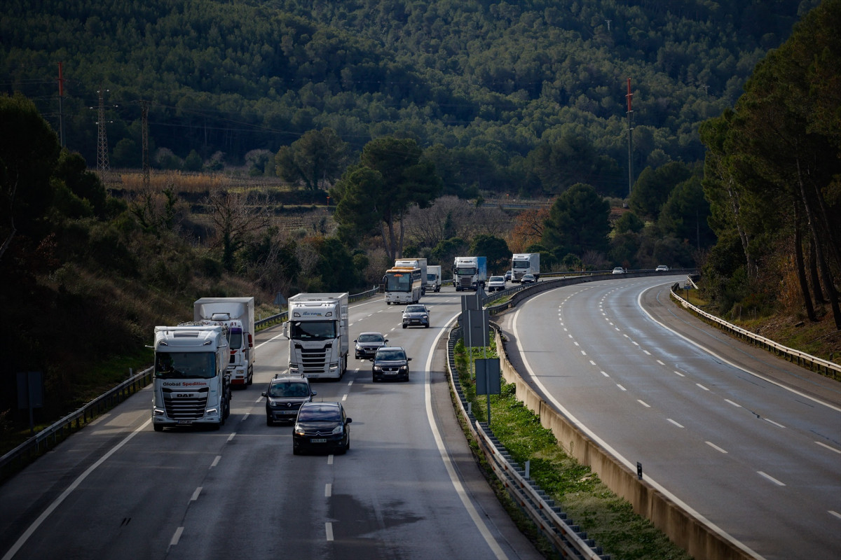 EuropaPress 7236105 vehiculos circulan ap 7 sufrido cortes accidente tren estaciones sant