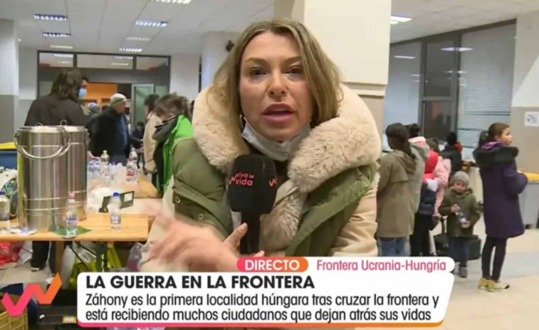 Polémica por la fotografía de una reportera de Antena 3 posando junto al tren descarrilado de Adamuz