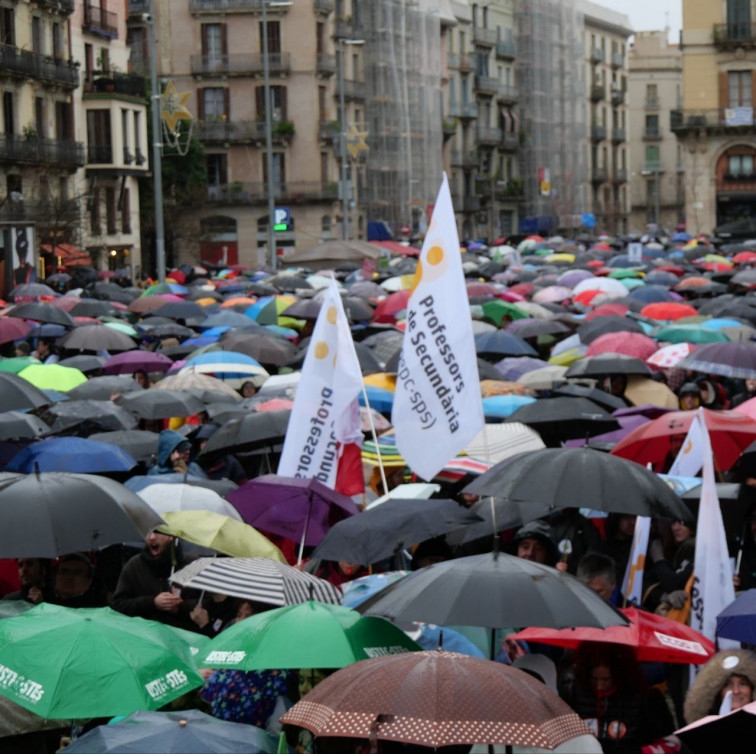 Miles de docentes exigen en Barcelona mejores salarios y condiciones laborales en una masiva protesta