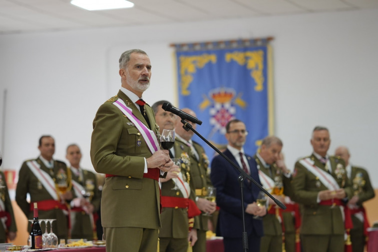 Felipe VI destaca el valor de los nuevos soldados y su compromiso con la bandera que 