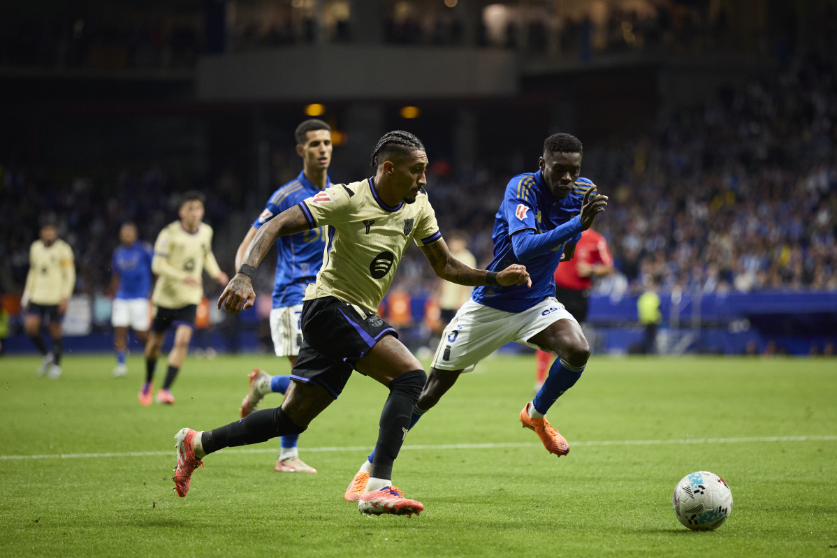 EuropaPress 6982512 raphael dias belloli raphinha of fc barcelona competes for the ball with