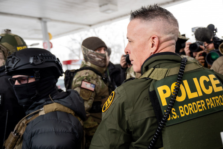 Un operativo del ICE termina con la muerte de un hombre armado en Minneapolis, desatando protestas