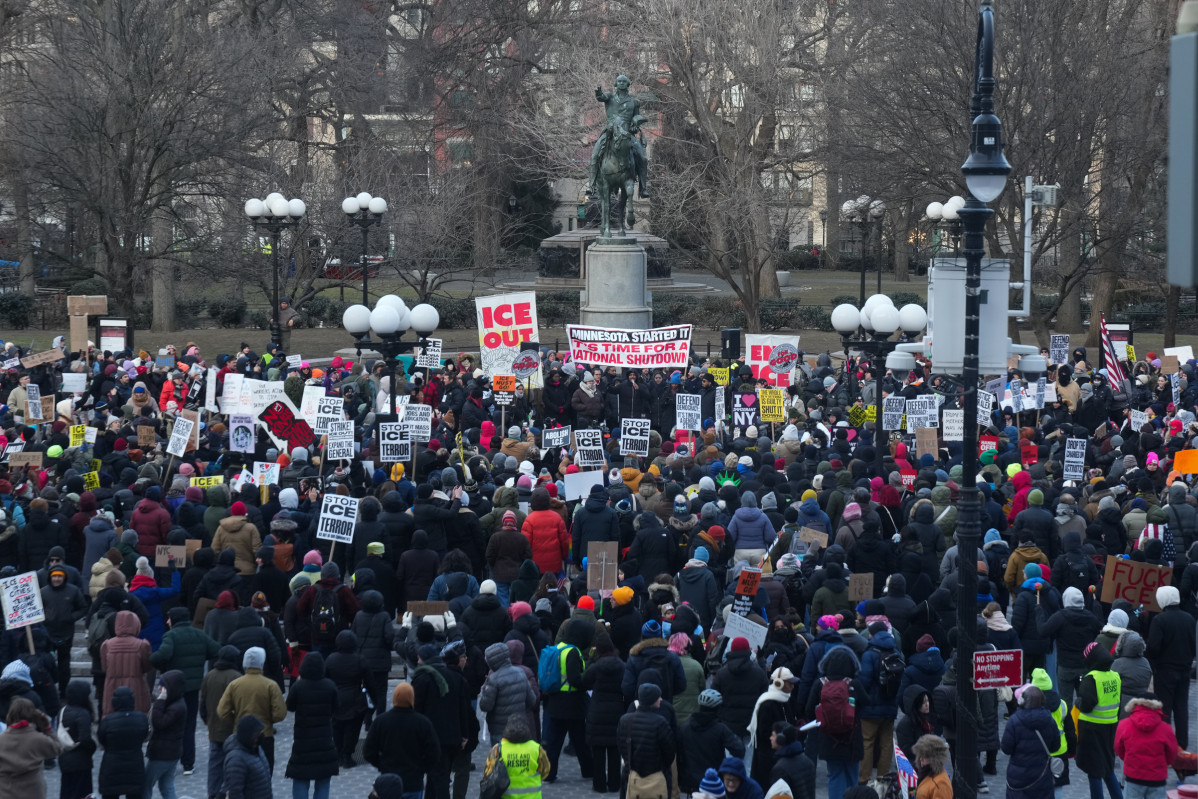 EuropaPress 7242615 january 24 2026 new york new york usa people protest against ice in (1)