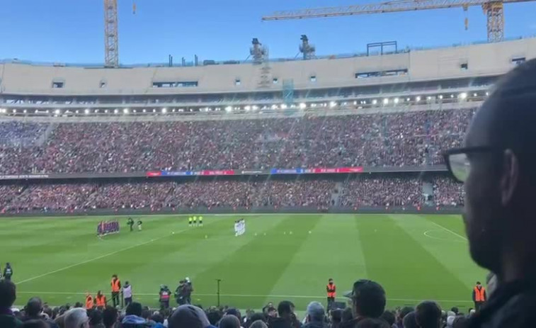 El Barcelona y el Real Oviedo guardan un minuto de silencio en el Camp Nou por las víctimas ferroviarias