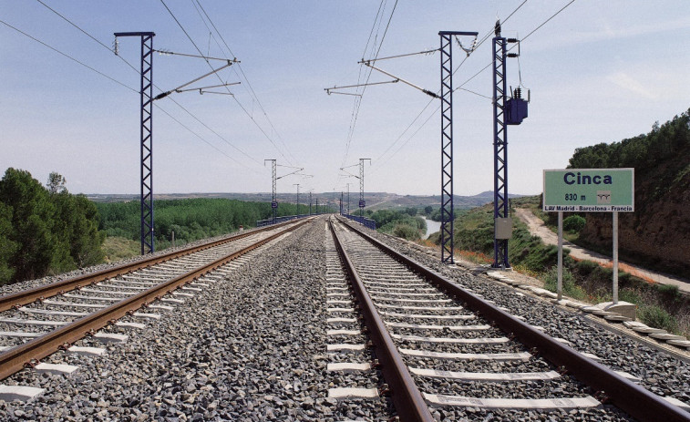 Adif reduce la velocidad máxima a 80km/h en un tramo de la línea Madrid-Barcelona por una rotura en la vía