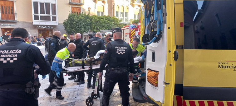 Un bombero se prende fuego en una plaza del centro de Murcia