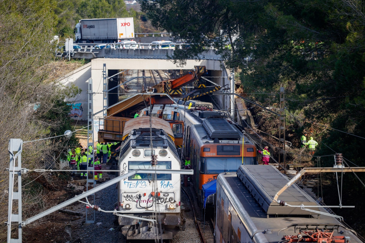 EuropaPress 7236078 operarios trabajan retirada tren rodalies accidentado estaciones sant