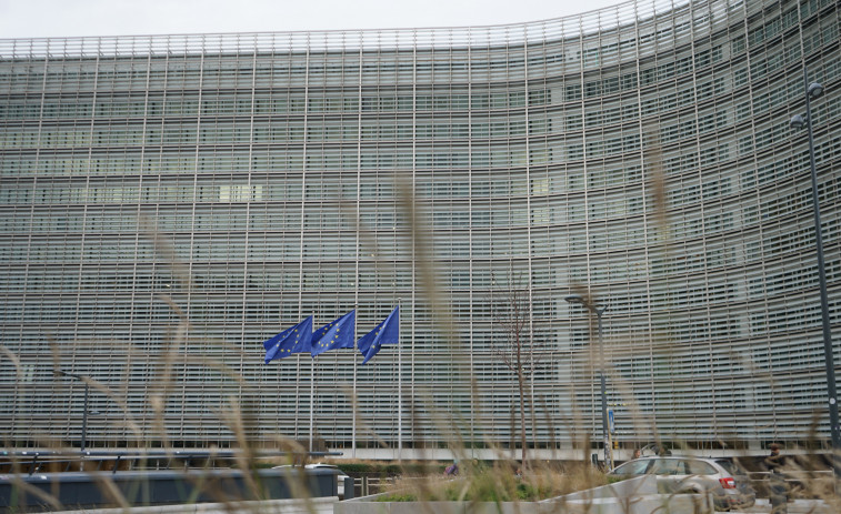 Francia prohíbe las redes a menores de 15: ¿Qué prepara el Parlamento Europeo con su 