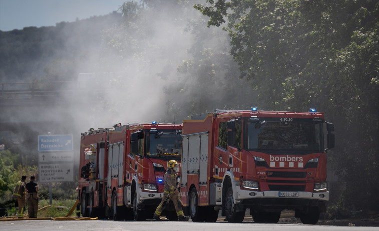 VÍDEO | Trece dotaciones de Bombers trabajan en un incendio en una nave en Sabadell