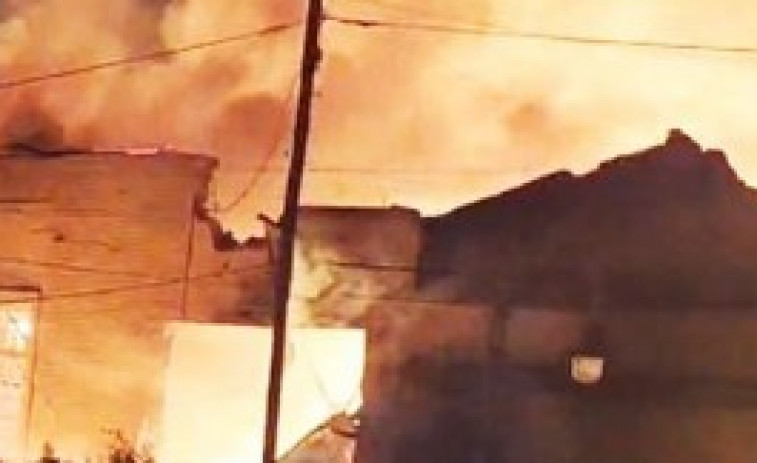 Fuerte explosión e incendio en Buenos Aires: una fábrica de San Fernando queda envuelta en llamas