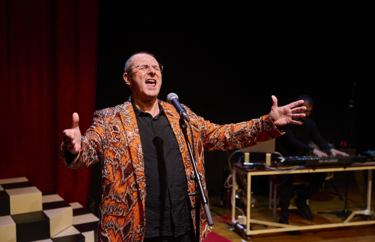 Oriol Grau se “desnuda” en “La mare, el dimoni i jo” (Versus Glòries)