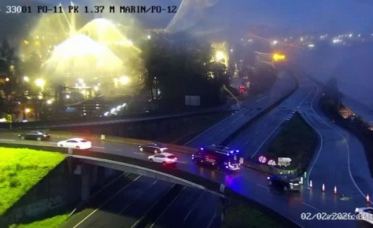 Galicia en alerta naranja: El mar alimentado tras las lluvis ha inundado la autovía entre Pontevedra y Marín