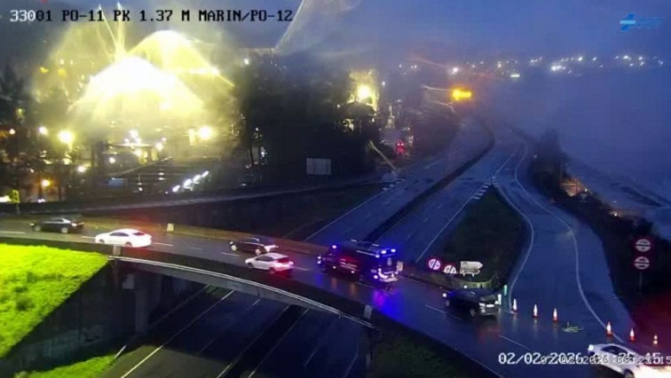 Galicia en alerta naranja: El mar alimentado tras las lluvis ha inundado la autovía entre Pontevedra y Marín