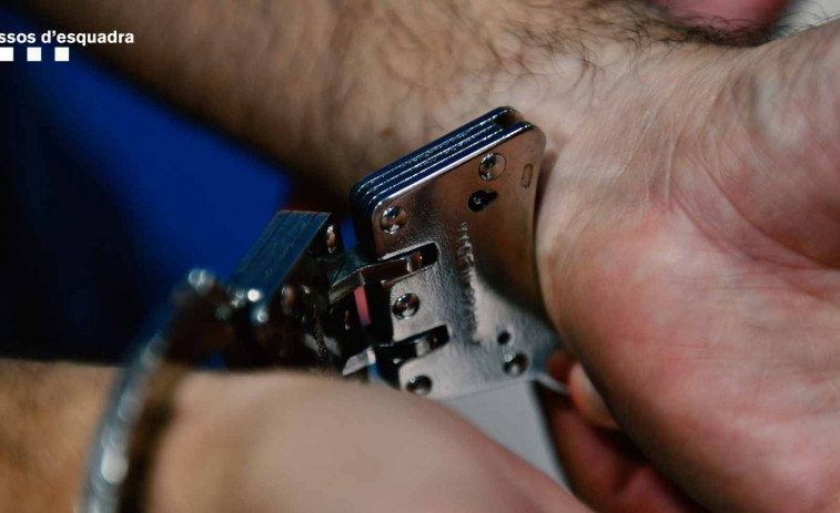Un hombre con 50 antecedentes penales intenta robar a una abuela en L'Hospitalet: así la salvaron sus vecinos