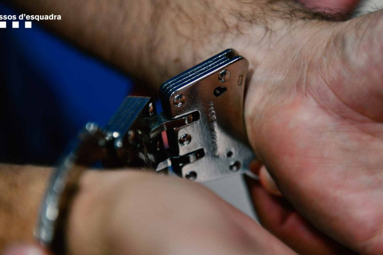 Un hombre con 50 antecedentes penales intenta robar a una abuela en L'Hospitalet: así la salvaron sus vecinos