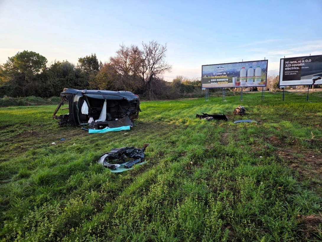 EuropaPress 7263648 estado quedo vehiculo salirse via impactar contra talud torredembarra