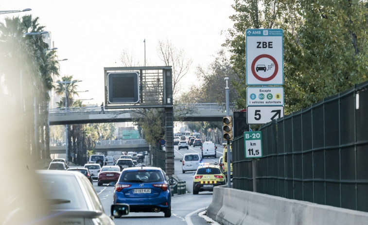 Barcelona suspende la Zona de Bajas Emisiones indefinidamente por el caos en Rodalies