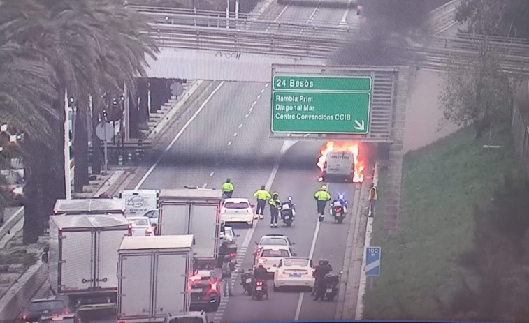 Caos circulatorio en la Ronda Litoral por el incendio de una furgoneta: 4,5 kilómetros de colas